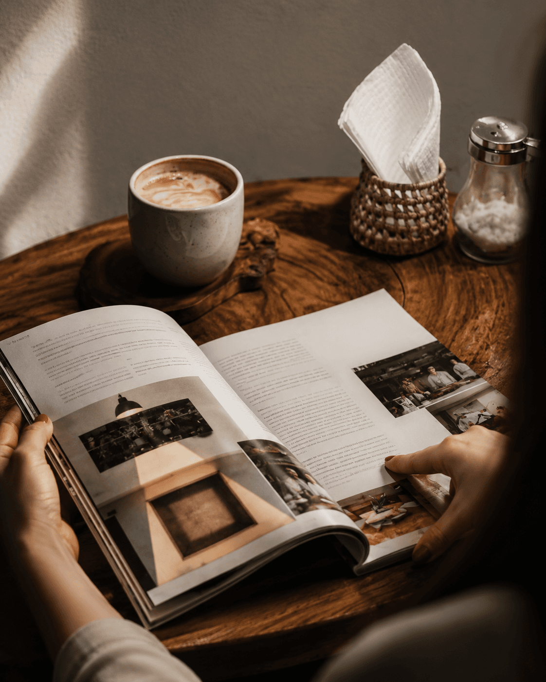 Momento relajado con café y revista