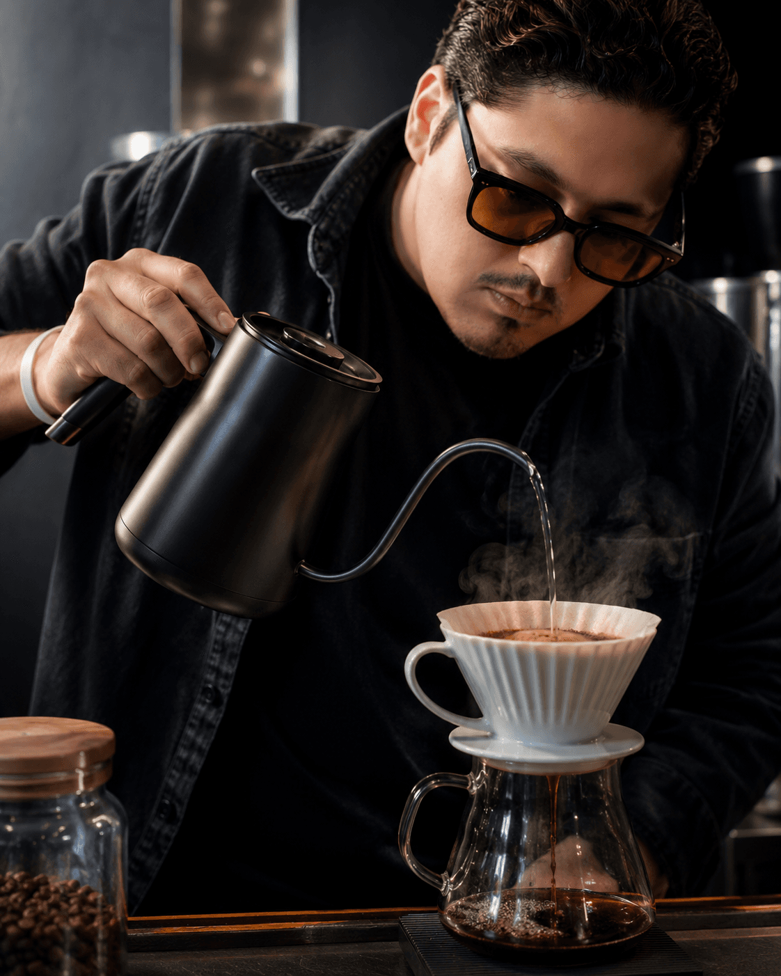 Barista preparando café filtrado