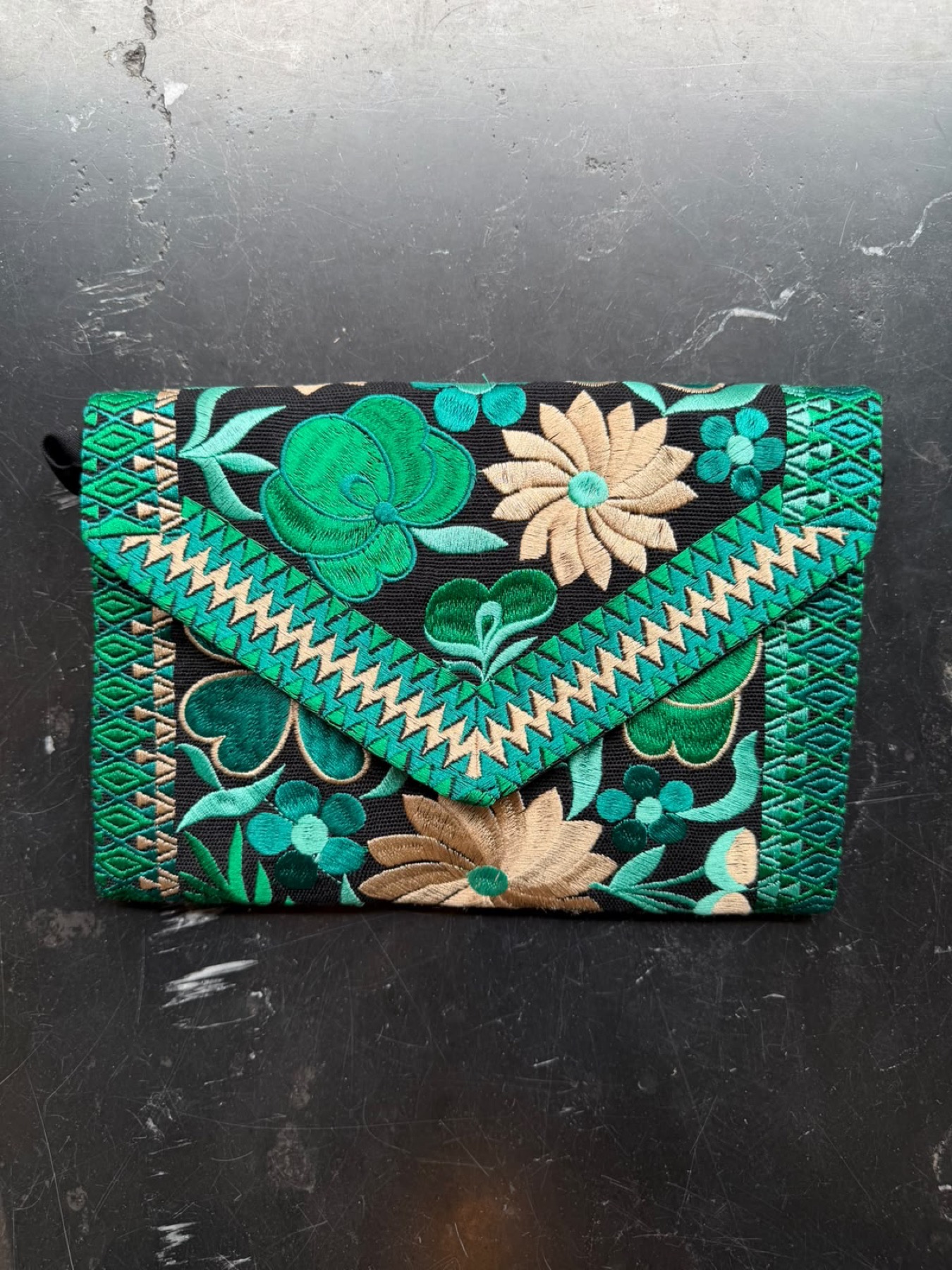 Bolsa cartera Yucatán bordada · Color y bordado según foto