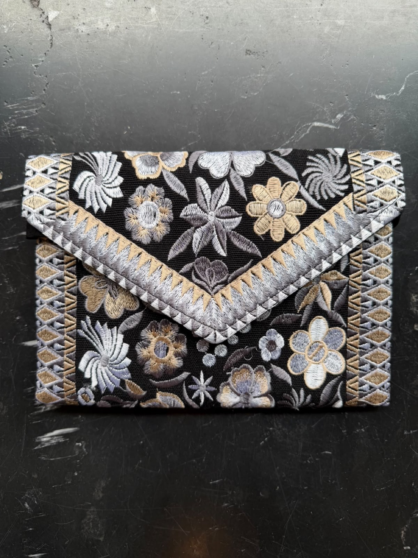 Bolsa cartera Yucatán bordada · Color y bordado según foto