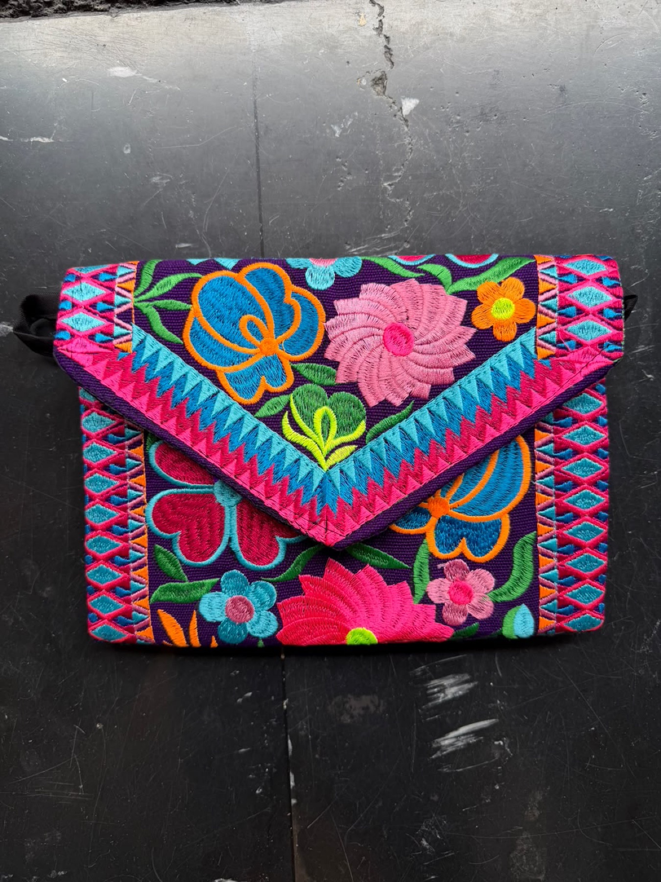 Bolsa cartera Yucatán bordada · Color y bordado según foto