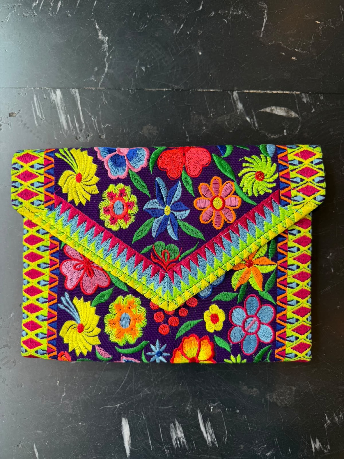 Bolsa cartera Yucatán bordada · Color y bordado según foto