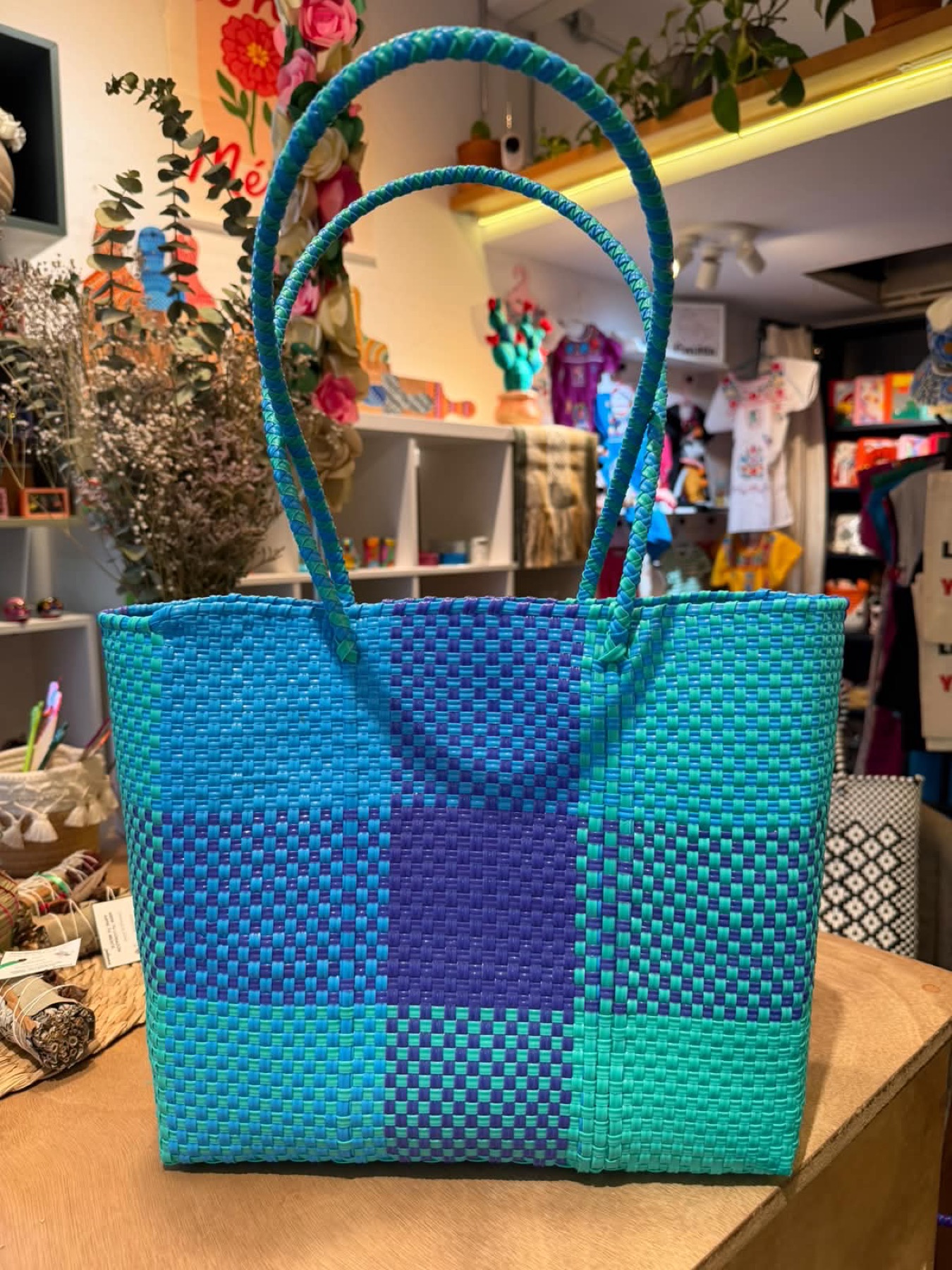Bolsa de canastería · 37 cms ancho · 27 cms de largo · los colores pueden variar